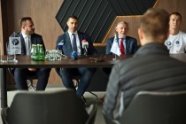 Konferencja prasowa nt udziału wioślarzy AZS UMK w regatach wioślarskich w Bostonie (salon BMW w Bydgoszczy, 5.10.2018) [fot. Andrzej Romański]