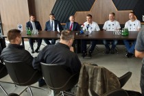 Konferencja prasowa nt udziału wioślarzy AZS UMK w regatach wioślarskich w Bostonie (salon BMW w Bydgoszczy, 5.10.2018) [fot. Andrzej Romański]