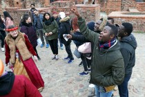 Spotkanie wielkanocne studentów programu Erasmus w ruinach zamku krzyżackiego (12.04.2019) [fot. Andrzej Romański]