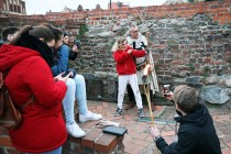 Spotkanie wielkanocne studentów programu Erasmus w ruinach zamku krzyżackiego (12.04.2019) [fot. Andrzej Romański]