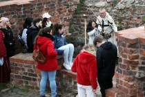 Spotkanie wielkanocne studentów programu Erasmus w ruinach zamku krzyżackiego (12.04.2019) [fot. Andrzej Romański]