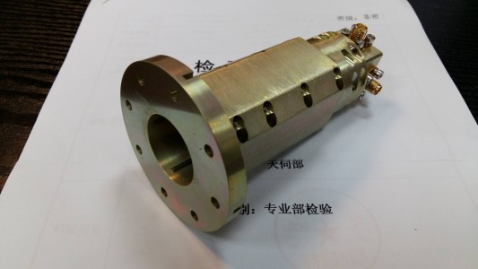 Przekształtnik modów ortogonalnych (OMT - OrthoMode Transducer) [fot. dr Paweł Wolak]