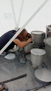 Montaż oświetlacza na pasmo X, Jacek Król. [fot. dr Paweł Wolak]