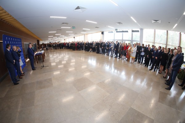 Uroczystość wręczenia awansów profesorskich w foyer Auli UMK (25.09.2019) [fot. Andrzej Romański]