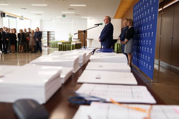 Uroczystość wręczenia awansów profesorskich w foyer Auli UMK (25.09.2019) [fot. Andrzej Romański]