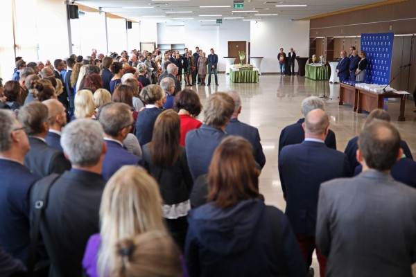 Uroczystość wręczenia awansów profesorskich w foyer Auli UMK (25.09.2019) [fot. Andrzej Romański]