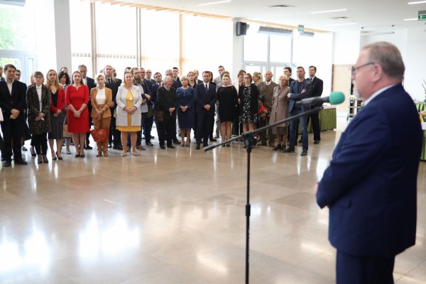 Uroczystość wręczenia awansów profesorskich w foyer Auli UMK (25.09.2019) [fot. Andrzej Romański]