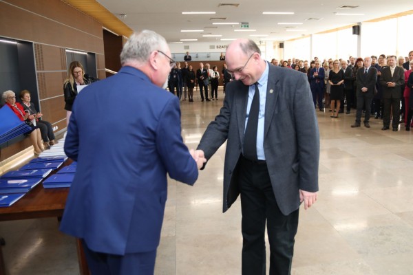 Uroczystość wręczenia awansów profesorskich w foyer Auli UMK (25.09.2019) [fot. Andrzej Romański]