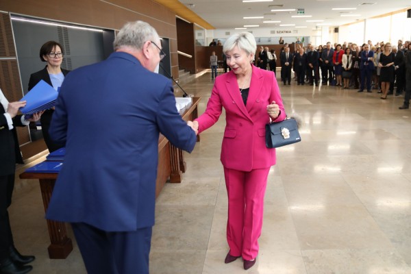 Uroczystość wręczenia awansów profesorskich w foyer Auli UMK (25.09.2019) [fot. Andrzej Romański]