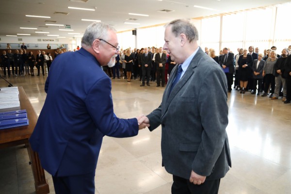 Uroczystość wręczenia awansów profesorskich w foyer Auli UMK (25.09.2019) [fot. Andrzej Romański]