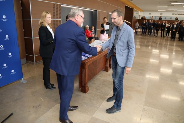 Uroczystość wręczenia awansów profesorskich w foyer Auli UMK (25.09.2019) [fot. Andrzej Romański]