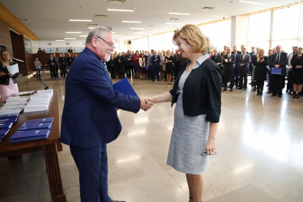 Uroczystość wręczenia awansów profesorskich w foyer Auli UMK (25.09.2019) [fot. Andrzej Romański]