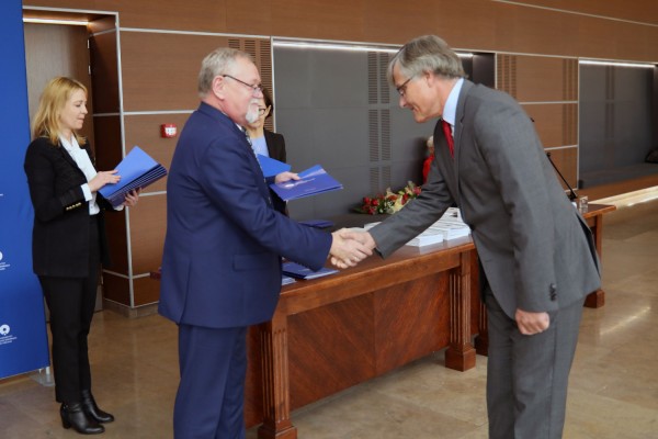 Uroczystość wręczenia awansów profesorskich w foyer Auli UMK (25.09.2019) [fot. Andrzej Romański]