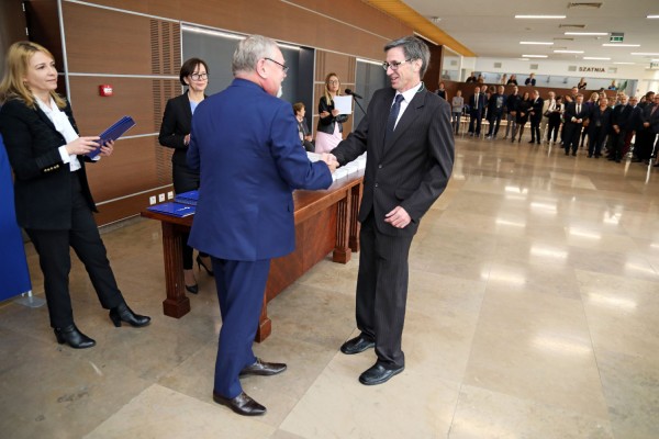 Uroczystość wręczenia awansów profesorskich w foyer Auli UMK (25.09.2019) [fot. Andrzej Romański]