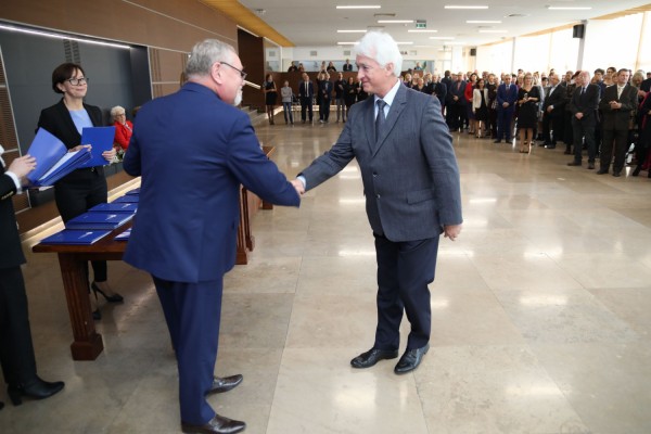 Uroczystość wręczenia awansów profesorskich w foyer Auli UMK (25.09.2019) [fot. Andrzej Romański]