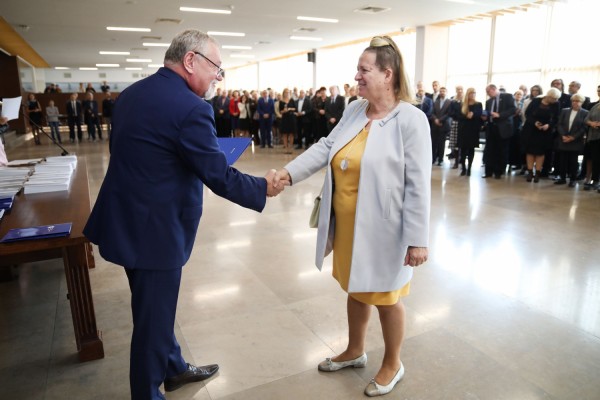 Uroczystość wręczenia awansów profesorskich w foyer Auli UMK (25.09.2019) [fot. Andrzej Romański]