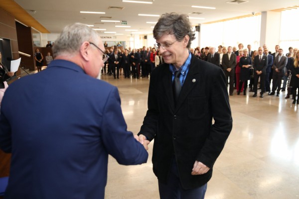 Uroczystość wręczenia awansów profesorskich w foyer Auli UMK (25.09.2019) [fot. Andrzej Romański]