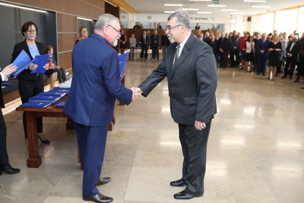 Uroczystość wręczenia awansów profesorskich w foyer Auli UMK (25.09.2019) [fot. Andrzej Romański]