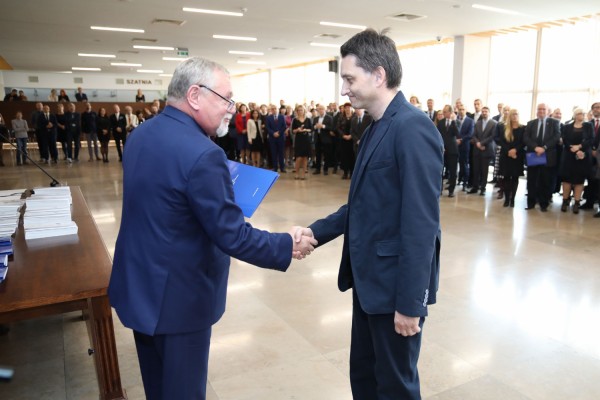 Uroczystość wręczenia awansów profesorskich w foyer Auli UMK (25.09.2019) [fot. Andrzej Romański]