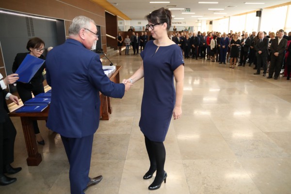 Uroczystość wręczenia awansów profesorskich w foyer Auli UMK (25.09.2019) [fot. Andrzej Romański]