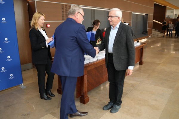 Uroczystość wręczenia awansów profesorskich w foyer Auli UMK (25.09.2019) [fot. Andrzej Romański]