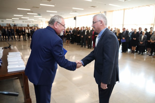 Uroczystość wręczenia awansów profesorskich w foyer Auli UMK (25.09.2019) [fot. Andrzej Romański]