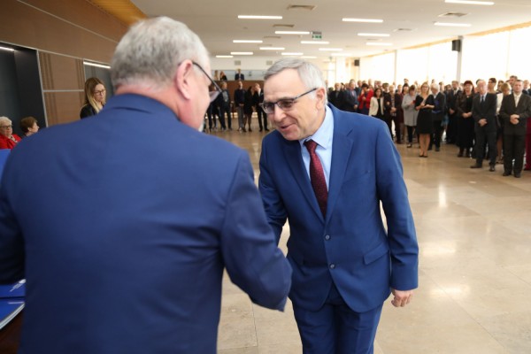 Uroczystość wręczenia awansów profesorskich w foyer Auli UMK (25.09.2019) [fot. Andrzej Romański]