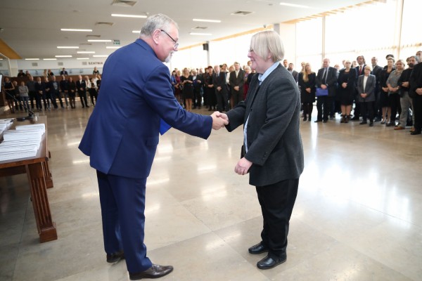 Uroczystość wręczenia awansów profesorskich w foyer Auli UMK (25.09.2019) [fot. Andrzej Romański]