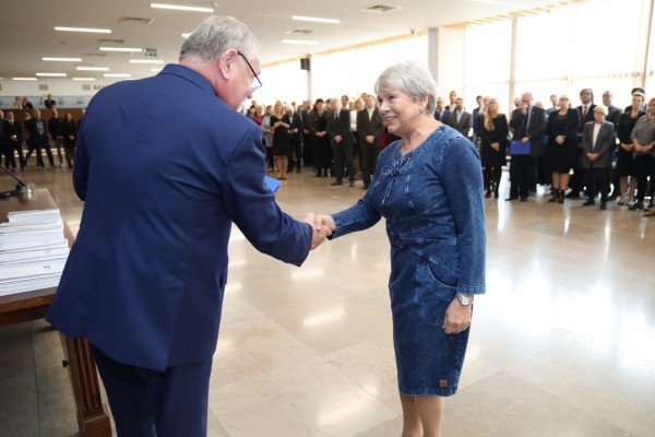 Uroczystość wręczenia awansów profesorskich w foyer Auli UMK (25.09.2019) [fot. Andrzej Romański]