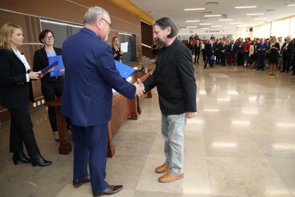 Uroczystość wręczenia awansów profesorskich w foyer Auli UMK (25.09.2019) [fot. Andrzej Romański]