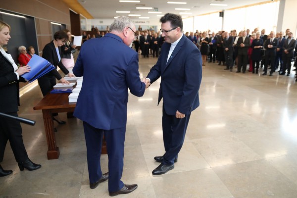 Uroczystość wręczenia awansów profesorskich w foyer Auli UMK (25.09.2019) [fot. Andrzej Romański]