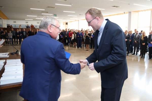 Uroczystość wręczenia awansów profesorskich w foyer Auli UMK (25.09.2019) [fot. Andrzej Romański]