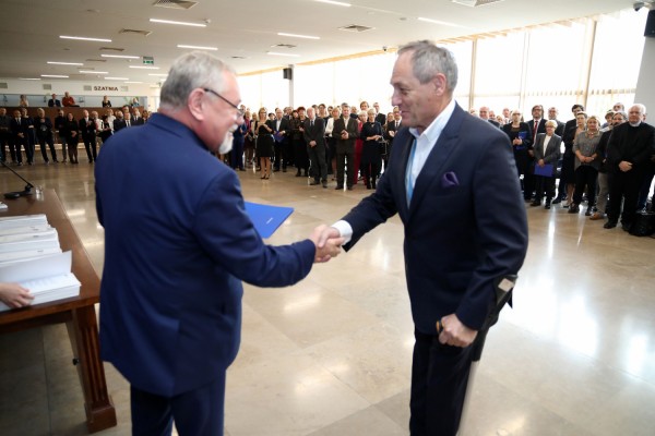 Uroczystość wręczenia awansów profesorskich w foyer Auli UMK (25.09.2019) [fot. Andrzej Romański]