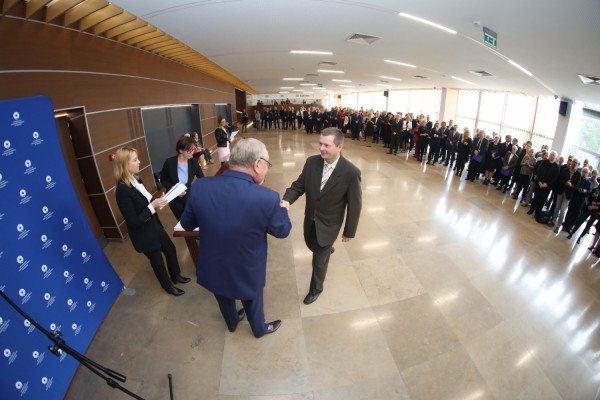 Uroczystość wręczenia awansów profesorskich w foyer Auli UMK (25.09.2019) [fot. Andrzej Romański]