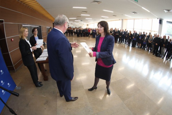 Uroczystość wręczenia awansów profesorskich w foyer Auli UMK (25.09.2019) [fot. Andrzej Romański]