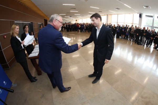 Uroczystość wręczenia awansów profesorskich w foyer Auli UMK (25.09.2019) [fot. Andrzej Romański]