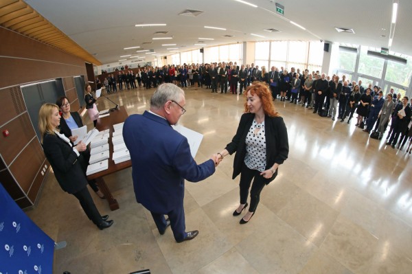 Uroczystość wręczenia awansów profesorskich w foyer Auli UMK (25.09.2019) [fot. Andrzej Romański]