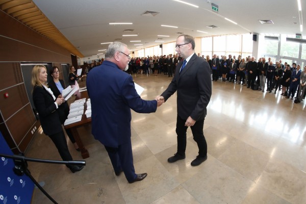 Uroczystość wręczenia awansów profesorskich w foyer Auli UMK (25.09.2019) [fot. Andrzej Romański]