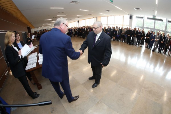 Uroczystość wręczenia awansów profesorskich w foyer Auli UMK (25.09.2019) [fot. Andrzej Romański]