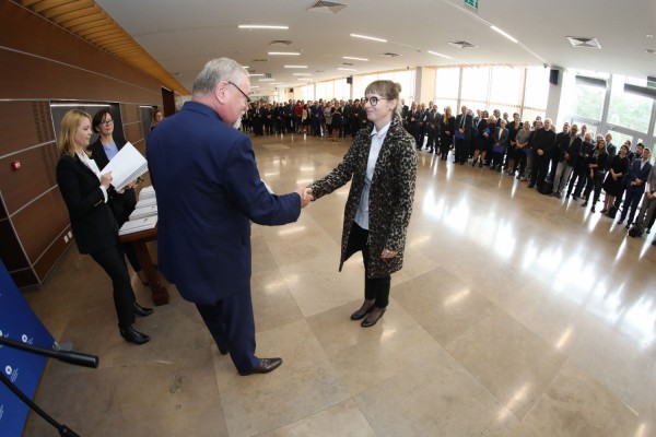 Uroczystość wręczenia awansów profesorskich w foyer Auli UMK (25.09.2019) [fot. Andrzej Romański]