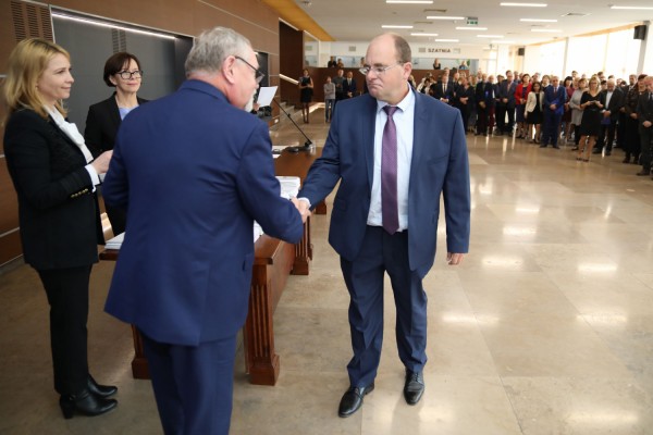 Uroczystość wręczenia awansów profesorskich w foyer Auli UMK (25.09.2019) [fot. Andrzej Romański]