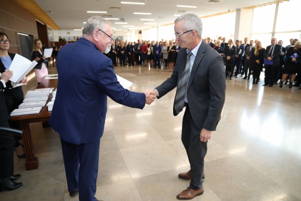 Uroczystość wręczenia awansów profesorskich w foyer Auli UMK (25.09.2019) [fot. Andrzej Romański]