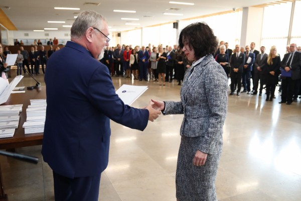 Uroczystość wręczenia awansów profesorskich w foyer Auli UMK (25.09.2019) [fot. Andrzej Romański]