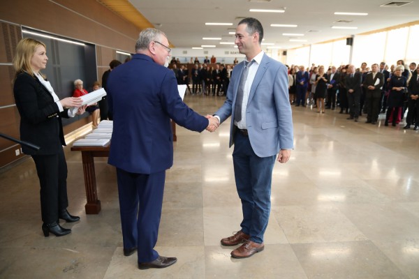 Uroczystość wręczenia awansów profesorskich w foyer Auli UMK (25.09.2019) [fot. Andrzej Romański]