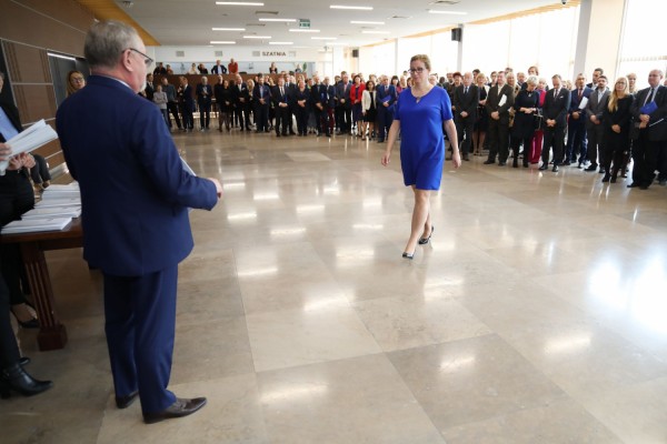 Uroczystość wręczenia awansów profesorskich w foyer Auli UMK (25.09.2019) [fot. Andrzej Romański]