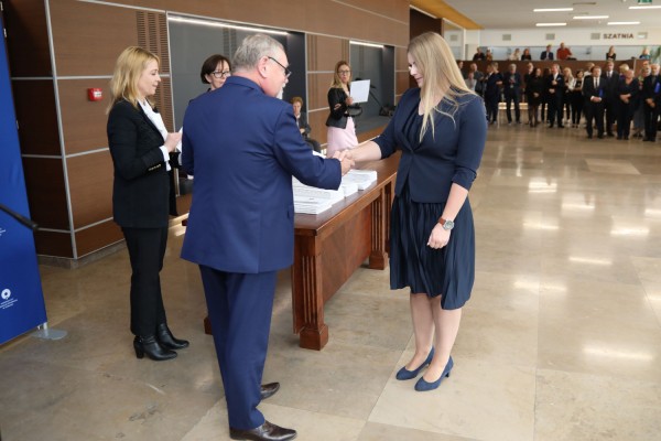 Uroczystość wręczenia awansów profesorskich w foyer Auli UMK (25.09.2019) [fot. Andrzej Romański]