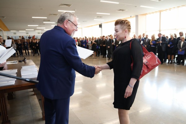 Uroczystość wręczenia awansów profesorskich w foyer Auli UMK (25.09.2019) [fot. Andrzej Romański]