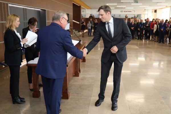 Uroczystość wręczenia awansów profesorskich w foyer Auli UMK (25.09.2019) [fot. Andrzej Romański]