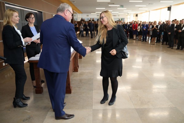 Uroczystość wręczenia awansów profesorskich w foyer Auli UMK (25.09.2019) [fot. Andrzej Romański]