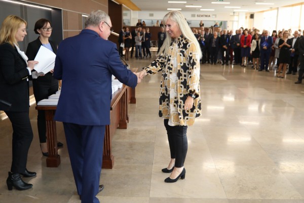 Uroczystość wręczenia awansów profesorskich w foyer Auli UMK (25.09.2019) [fot. Andrzej Romański]